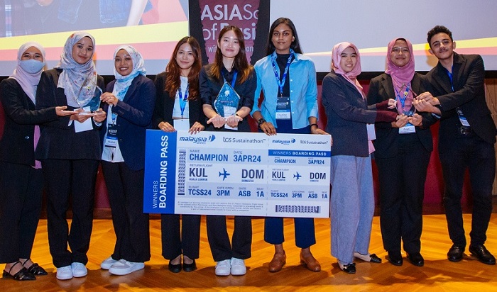 The winning teams comprised of students from Brickfields Asia College (the three in the middle) who placed 1st, the 2nd place team from Universiti Tenaga Nasional (the three students from the right) and 3rd place Universiti Malaysia Kelantan (the three from the left).